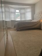 Immaculate 4 Bedroom House, Near Central London
