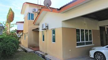 OYO 90300 D'hitech Home