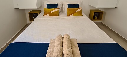 Phaedrus Living Gold Flat Lighthouse 48