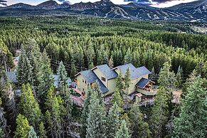 Moose Hill Lodge 5 Bedroom Home by RedAwning