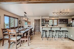 Moose Hill Lodge 5 Bedroom Home by RedAwning