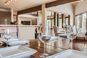 Moose Hill Lodge 5 Bedroom Home by RedAwning