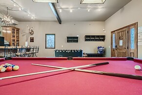 Moose Hill Lodge 5 Bedroom Home by RedAwning