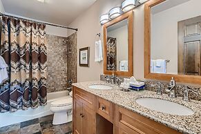 Moose Hill Lodge 5 Bedroom Home by RedAwning