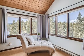 Moose Hill Lodge 5 Bedroom Home by RedAwning