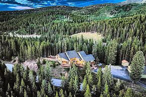 Moose Hill Lodge 5 Bedroom Home by RedAwning