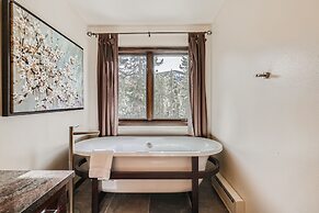 Moose Hill Lodge 5 Bedroom Home by RedAwning