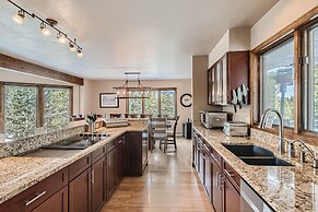 Moose Hill Lodge 5 Bedroom Home by RedAwning