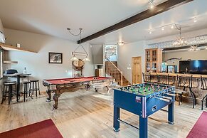 Moose Hill Lodge 5 Bedroom Home by RedAwning