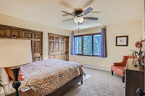 Moose Hill Lodge 5 Bedroom Home by RedAwning