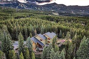 Moose Hill Lodge 5 Bedroom Home by RedAwning