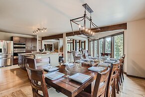 Moose Hill Lodge 5 Bedroom Home by RedAwning