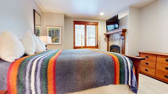 Timbers #10 4 Bedrooms Townhouse by RedAwning