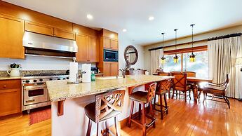 Timbers #10 4 Bedrooms Townhouse by RedAwning