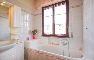 Nice Apartment in Capezzano Pianore With 3 Bedrooms and Wifi