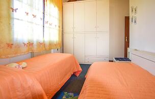 Nice Apartment in Capezzano Pianore With 3 Bedrooms and Wifi