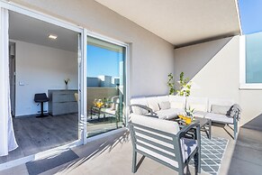 Luxury Modern Penthouse w Jacuzzi & Huge Terrace