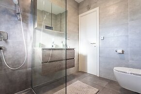 Luxury Modern Penthouse w Jacuzzi & Huge Terrace