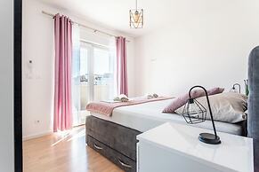 Luxury Modern Penthouse w Jacuzzi & Huge Terrace