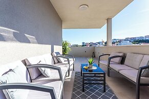 Luxury Modern Penthouse w Jacuzzi & Huge Terrace