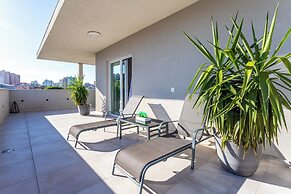 Luxury Modern Penthouse w Jacuzzi & Huge Terrace