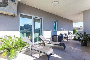 Luxury Modern Penthouse w Jacuzzi & Huge Terrace