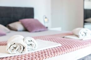 Luxury Modern Penthouse w Jacuzzi & Huge Terrace