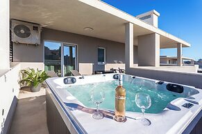 Luxury Modern Penthouse w Jacuzzi & Huge Terrace