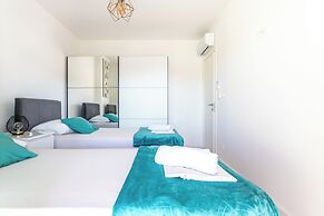 Luxury Modern Penthouse w Jacuzzi & Huge Terrace