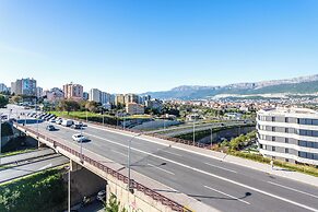 Luxury Modern Penthouse w Jacuzzi & Huge Terrace