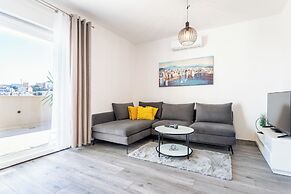 Luxury Modern Penthouse w Jacuzzi & Huge Terrace