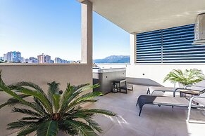 Luxury Modern Penthouse w Jacuzzi & Huge Terrace