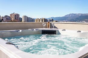 Luxury Modern Penthouse w Jacuzzi & Huge Terrace