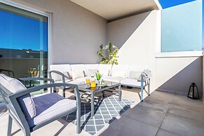 Luxury Modern Penthouse w Jacuzzi & Huge Terrace