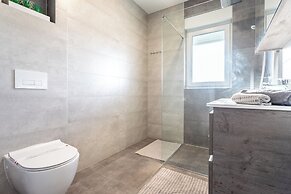 Luxury Modern Penthouse w Jacuzzi & Huge Terrace