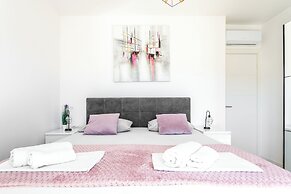 Luxury Modern Penthouse w Jacuzzi & Huge Terrace