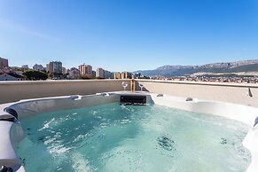 Luxury Modern Penthouse w Jacuzzi & Huge Terrace