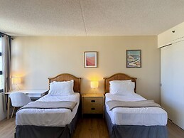 Waikiki Banyan 2111a 1 Bedroom Condo by RedAwning