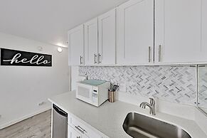 Hawaiian Monarch 2312 Condo by RedAwning