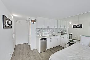 Hawaiian Monarch 2312 Condo by RedAwning