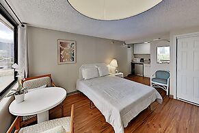 Hawaiian Monarch 916 Condo by RedAwning