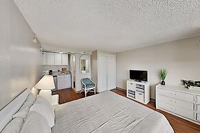 Hawaiian Monarch 916 Condo by RedAwning