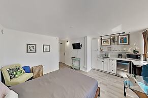 Hawaiian Monarch 805 Condo by RedAwning