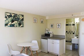 Hawaiian Monarch 1915 Condo by RedAwning