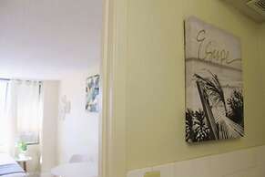 Hawaiian Monarch 1915 Condo by RedAwning