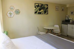 Hawaiian Monarch 1915 Condo by RedAwning