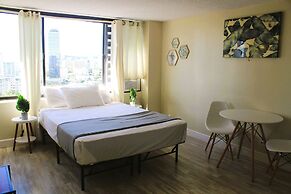 Hawaiian Monarch 1915 Condo by RedAwning