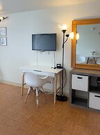 Hawaiian Monarch 801 Condo by RedAwning