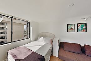 Hawaiian Monarch 1603 Condo by RedAwning