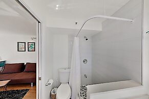 Hawaiian Monarch 1603 Condo by RedAwning